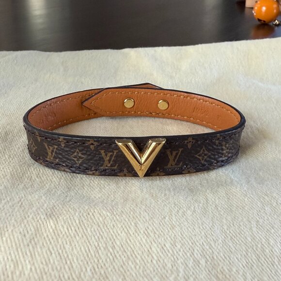 Louis Vuitton Monogram Essential V Bracelet - Picture 1 of 4